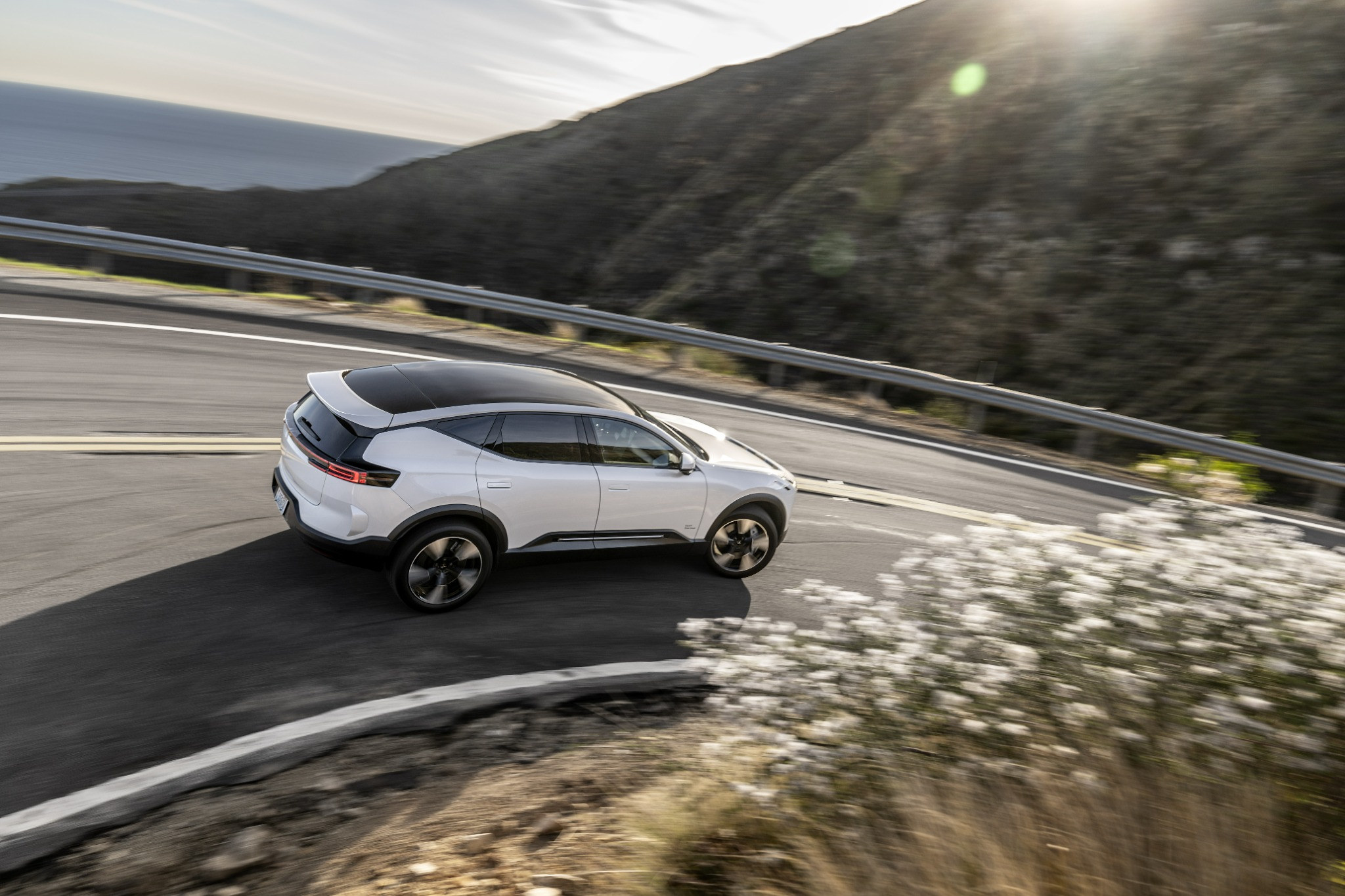 Elektrische Polestar onderweg langs de kust
