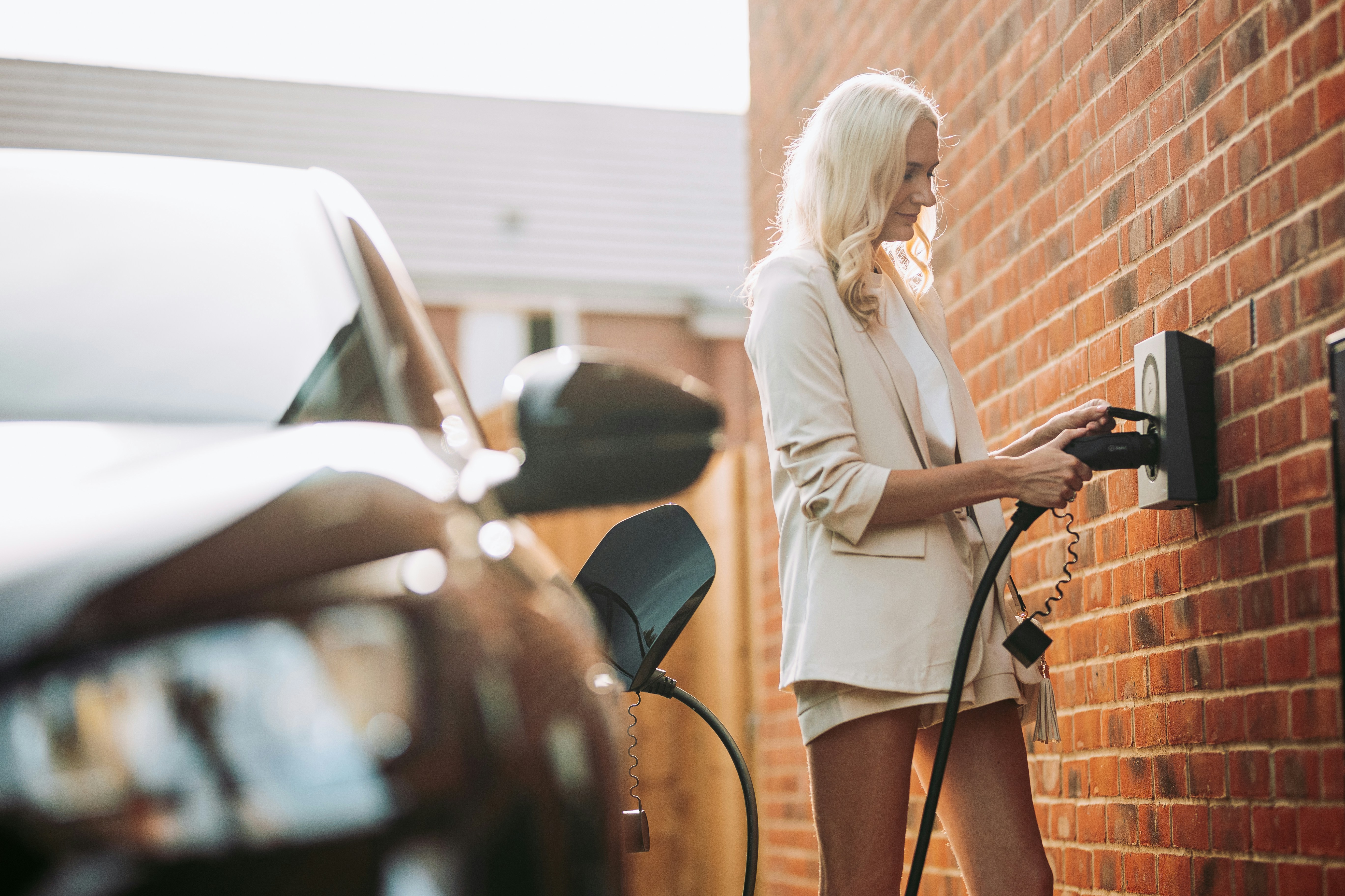 Elektrische auto die thuis wordt opgeladen