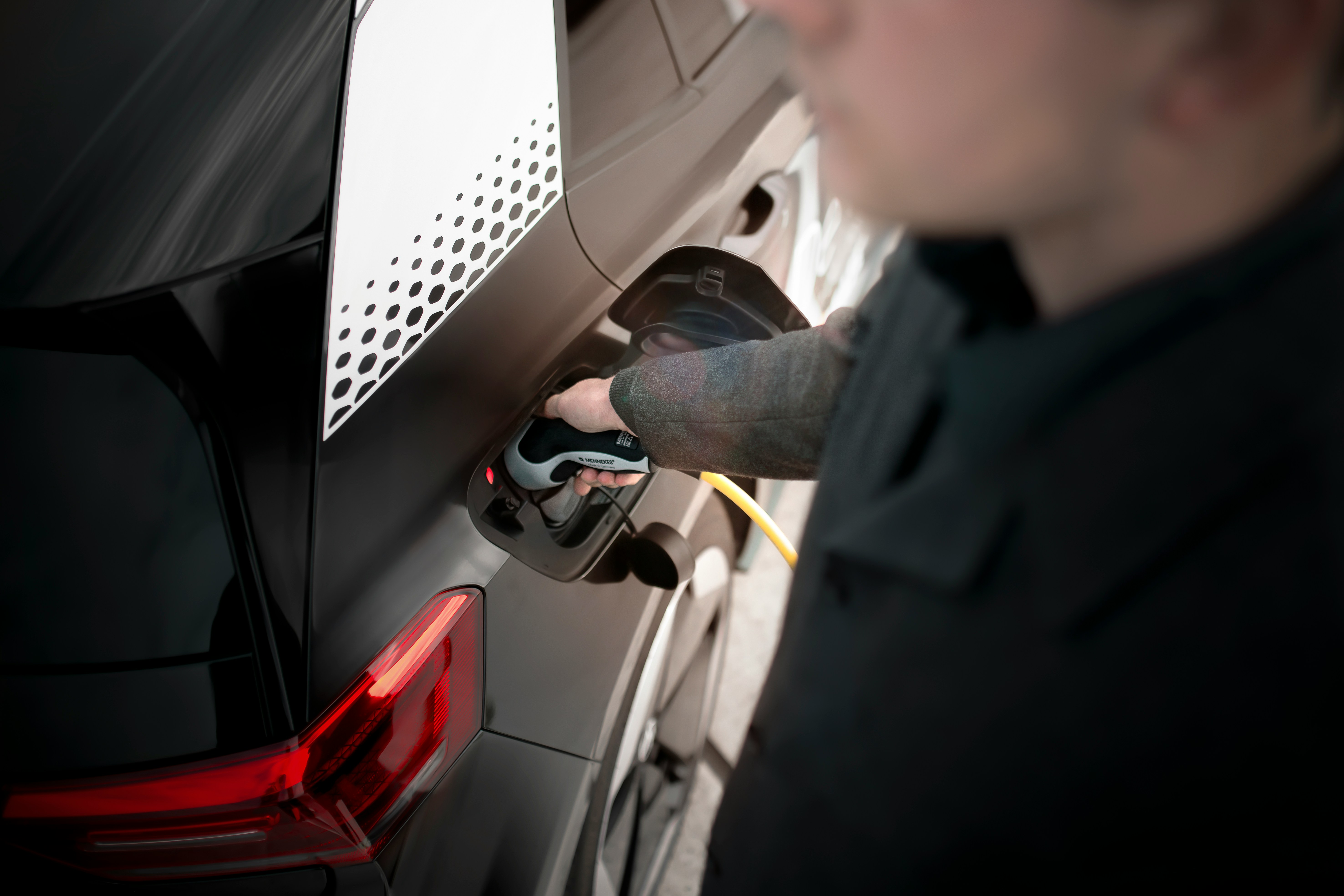Laadkabel aansluiten op een elektrische auto