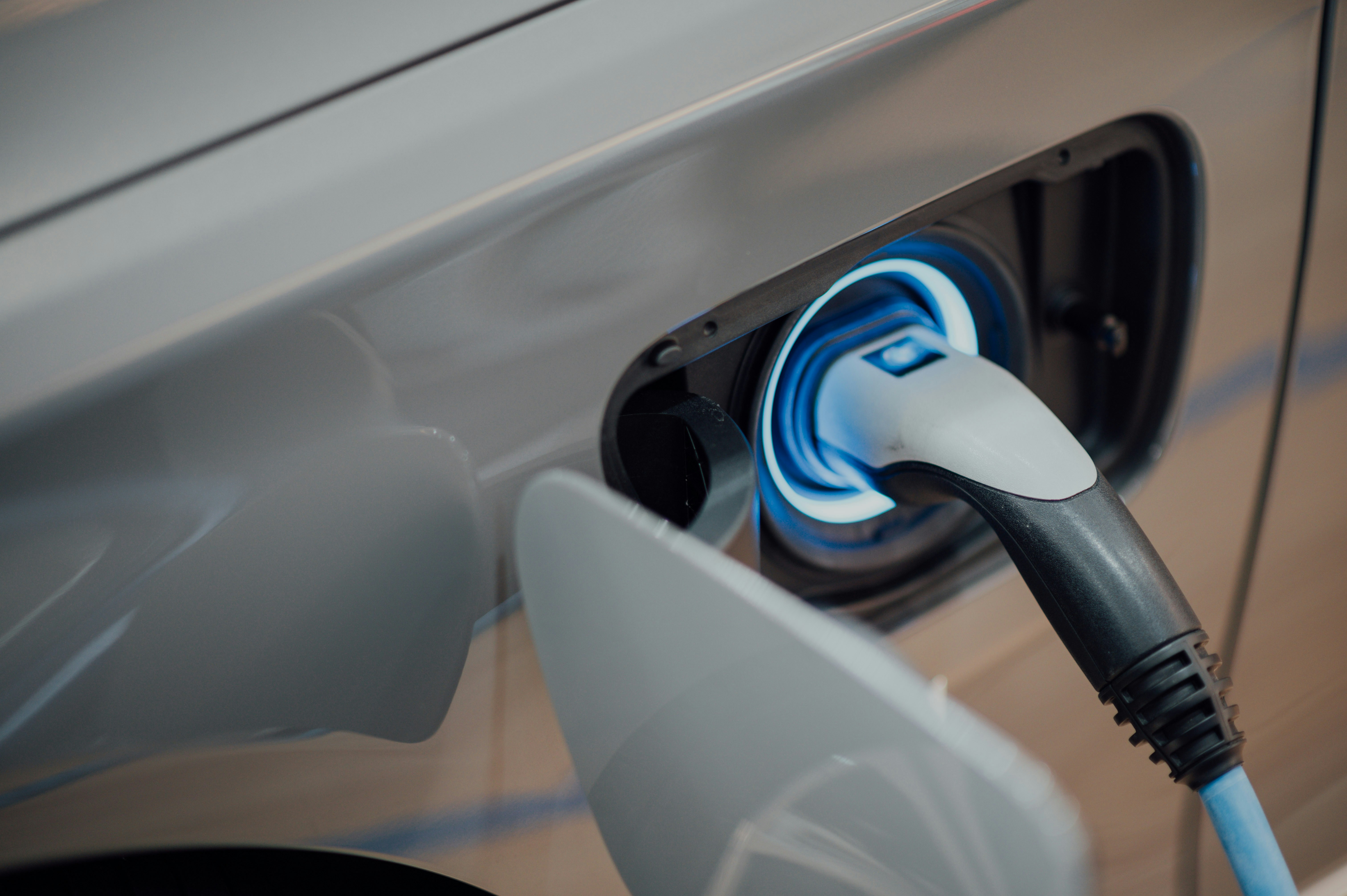 Laadstekker aangesloten op een elektrische auto