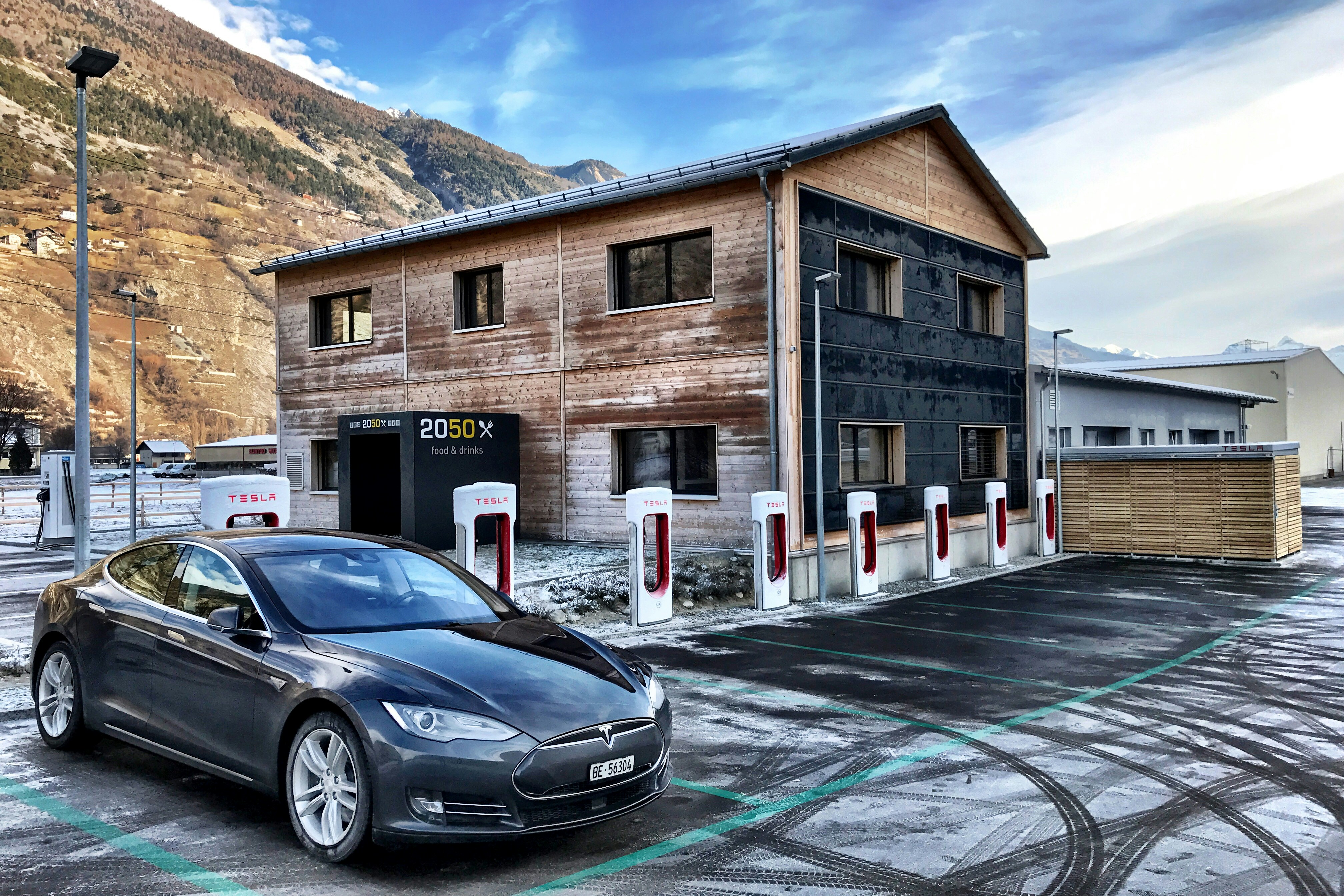 Elektrische auto bij een snellaadstation